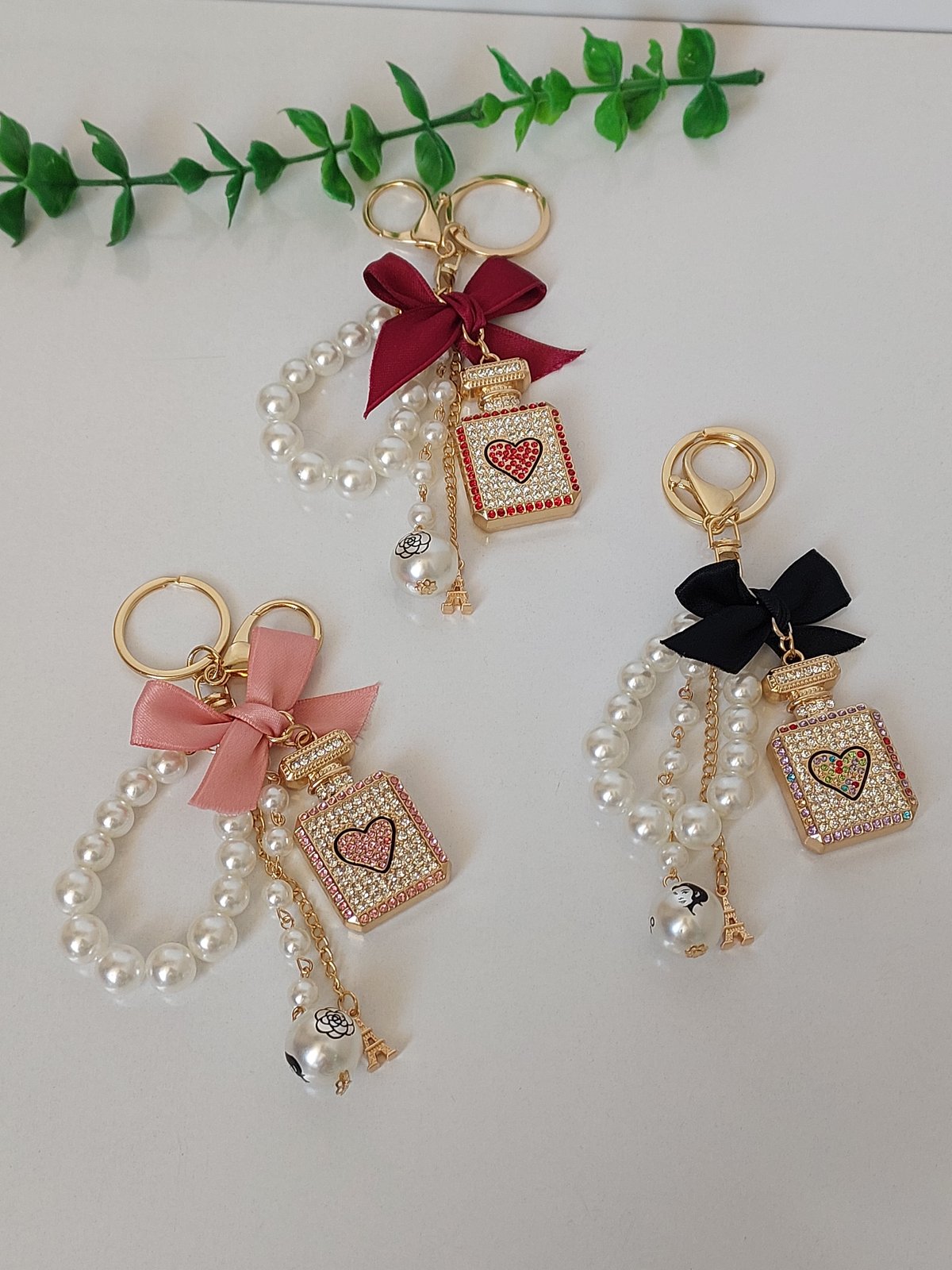آویز سوئیچ و جاسوئیچی مرواریدی طرح بطری عطر نگین‌دار وارداتی
